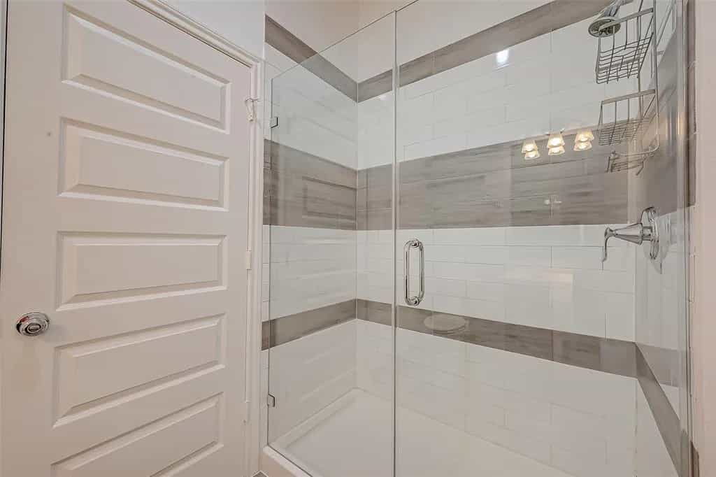 https://mogul-property-details-prod.s3.amazonaws.com/images/Bathroom%201B-1733976040433.webp